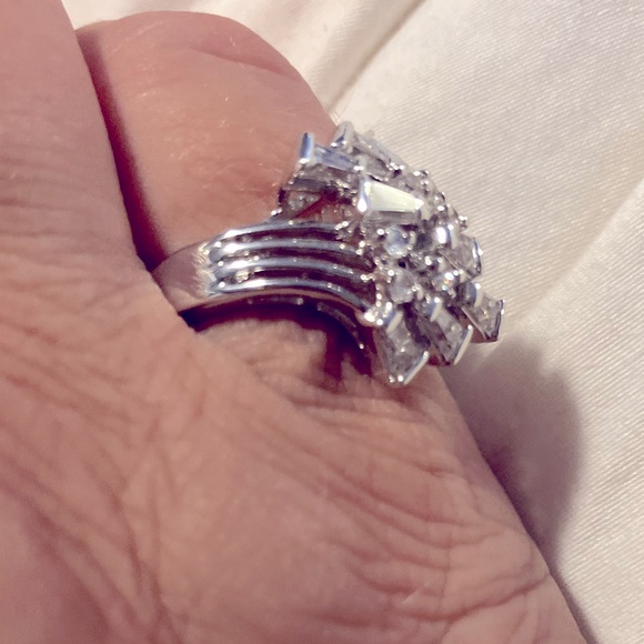 Cluster of AAA quality cubic zirconia silver ring - Picture 2 of 5